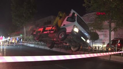 FATİH'TE BAYRAK ASAN VİNÇ DEVRİLİP ASKIDA KALDI