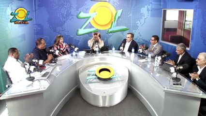 Circe Almánzar  da lectura a la propuesta de los empresario para un acuerdo para aumento de salario