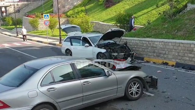 Report TV - Aksident i rëndë në mes të Fushë-Krujës, plagosen rëndë dy persona