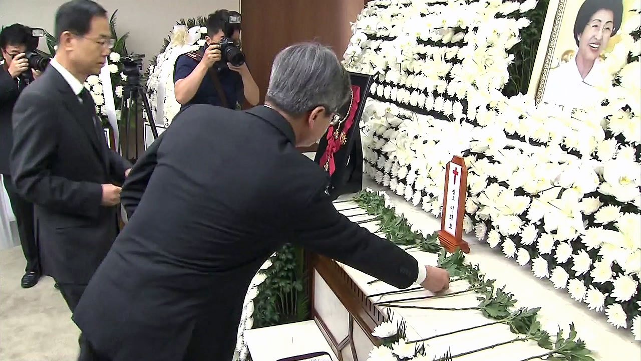 각계 조문 잇따라...'北 조문' 관련 입장 밝힐 듯 / YTN