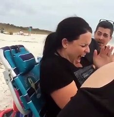 Nourriture pour les mouettes sur la tête d'une femme