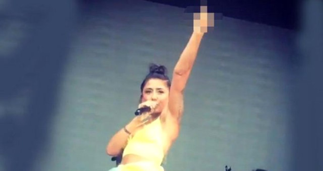 Bacaklarını açarak orta parmak işareti yapan Melek Mosso'dan eleştirilere skandal cevap