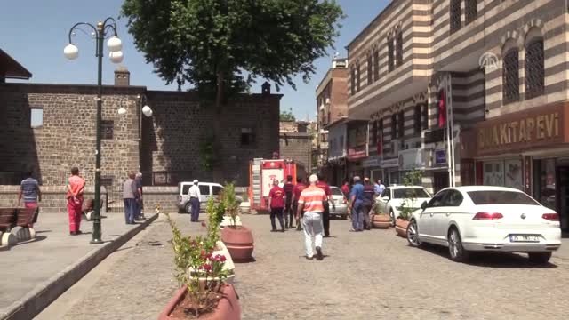 İtfaiye aracı dar sokağa giremeyince yangına evden hortumla müdahale