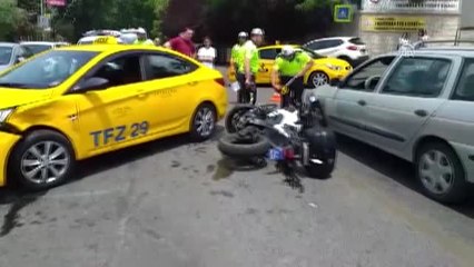 Üsküdar'da trafik kazası : 1 polis yaralı