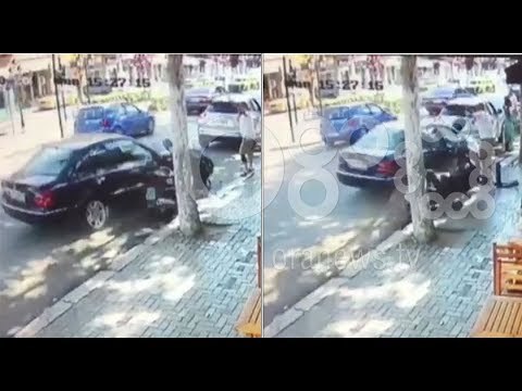 RTV Ora - Përplasen makinat tek Rruga e Kavajes, kalimtari shpëton për një fije nga vdekja