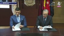 Luka Jovic y Florentino Pérez firman el contrato