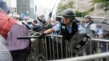 Protestos levam a adiamento de debate mas os manifestantes querem mais