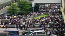 - Hong Kong'da suçluların iadesi yasası protestolar yüzünden ertelendi