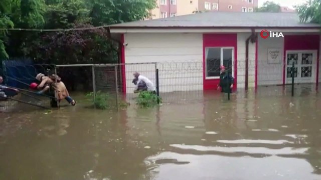 Pendik'de yoğun yağış nedeniyle bazı yerlerde su birikintileri oluştu. Oluşan su birikintilerinde araçlar mahsur kaldı.