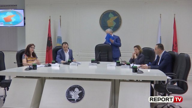 Report TV - Injoruan dekretin e Metës, katër anëtarët e KQZ së merren në mbrojtje nga Garda