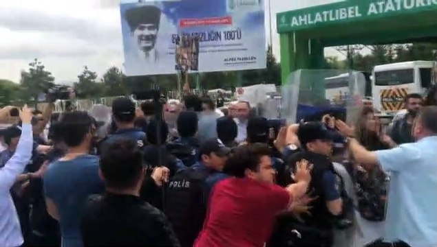 Çorlu tren kazasında yakınlarını kaybeden ailelere polis müdahale etti