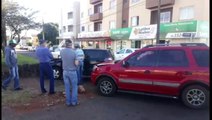 Carro atinge mureta de proteção em acidente na Avenida Carlos Gomes