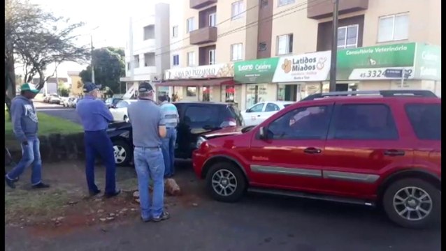 Carro atinge mureta de proteção em acidente na Avenida Carlos Gomes