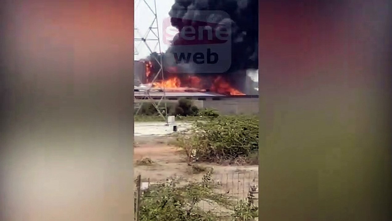 Une usine est actuellement en feu à 5 mn de la plateforme de Diamniadio, juste après Arena Dakar