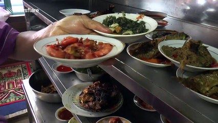 Best waiter in the world! Talented Indonesian restaurant worker balances FOURTEEN plates on one arm
