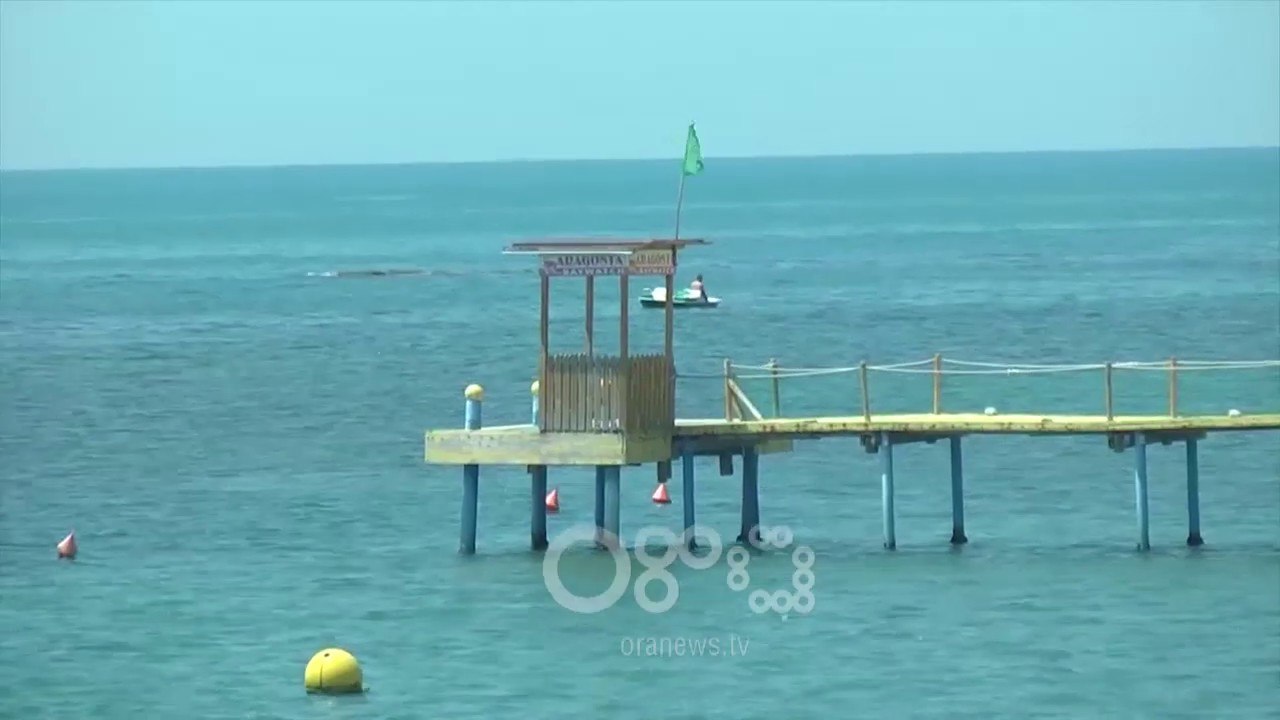 RTV Ora - Dy pushues humbën jetën në plazh por rojet bregdetare s'duken askund