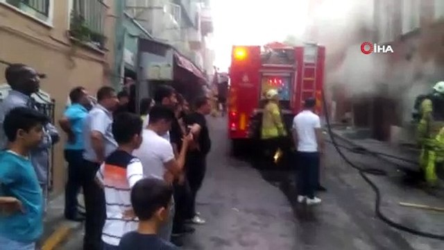 Beyoğlu'nda bina yandı, bütün mahalleyi duman kapladı