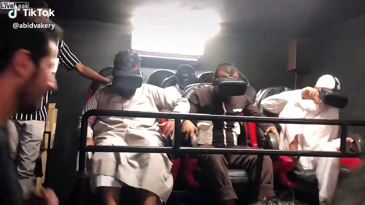 Simulateur en réalité virtuelle : paniqués ils sautent de leur fauteuil !