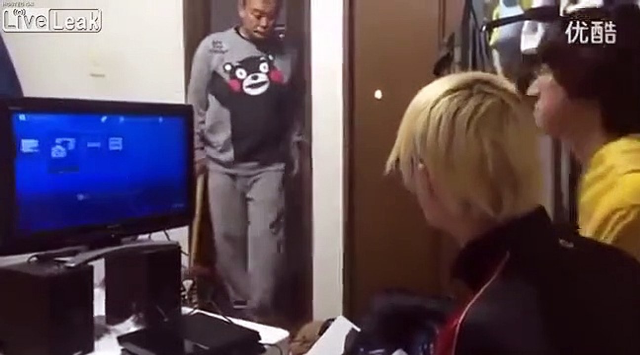 Ce père détruit la PS4 de son fils à la masse !