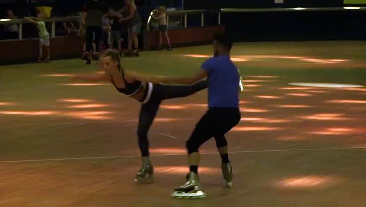 Figure en roller, il jette sa partenaire sur la piste !