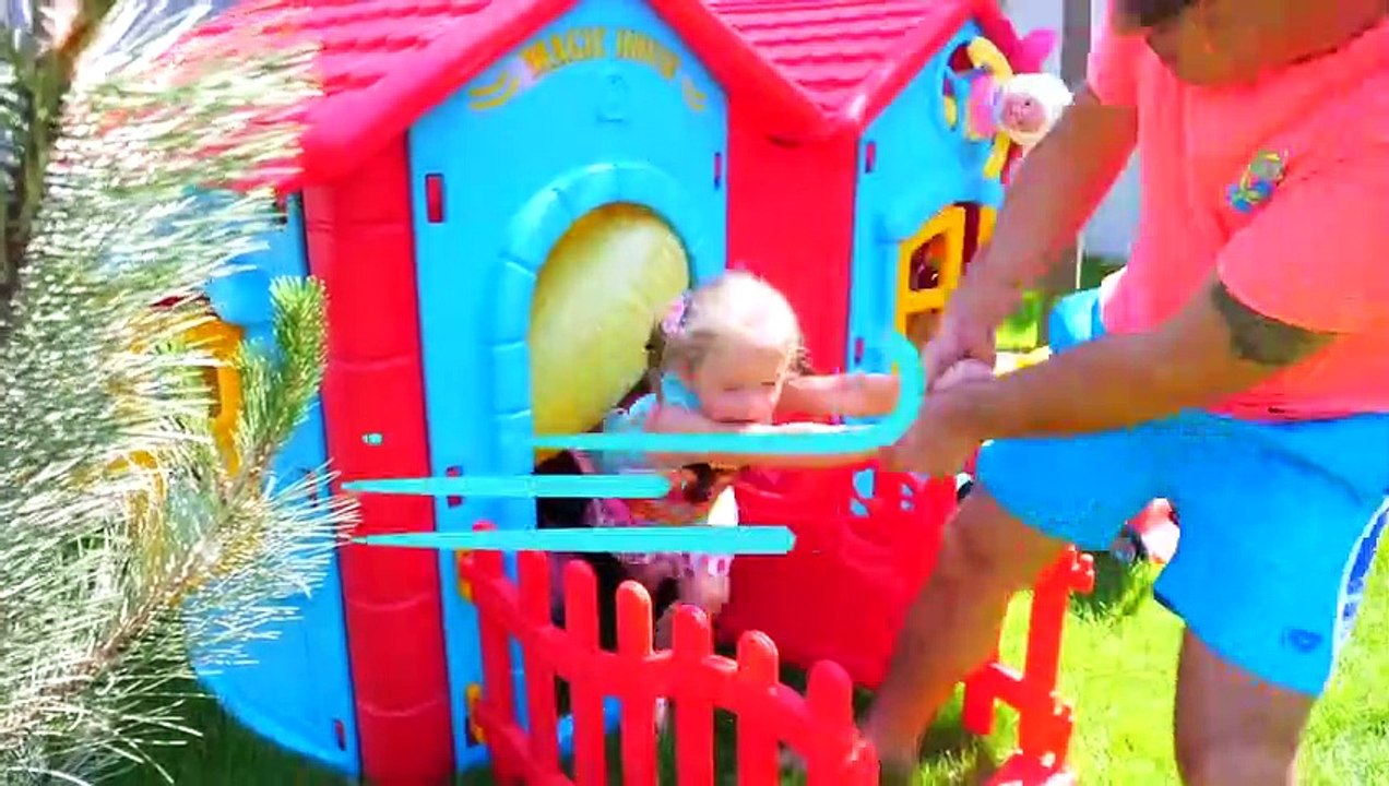 Stacy papa et jouer à faire semblant avec maisonnette pour les jouets