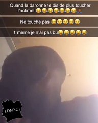 Ce jeune homme vole l'actimel de sa maman, regardez sa réaction !
