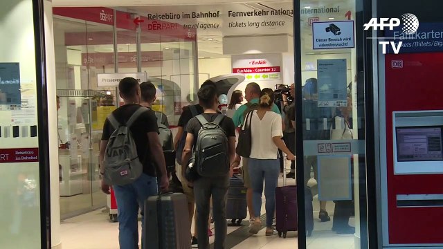 Roboter Semmi hilft Bahn-Reisenden