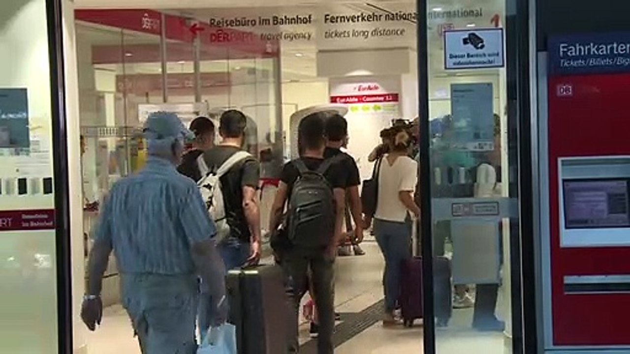 Roboter 'Semmi' hilft Bahn-Reisenden