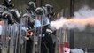 شاهد: متظاهرون يحاولون اقتحام البرلمان في هونغ كونغ.. والشرطة تستخدم الغاز المسيل للدموع