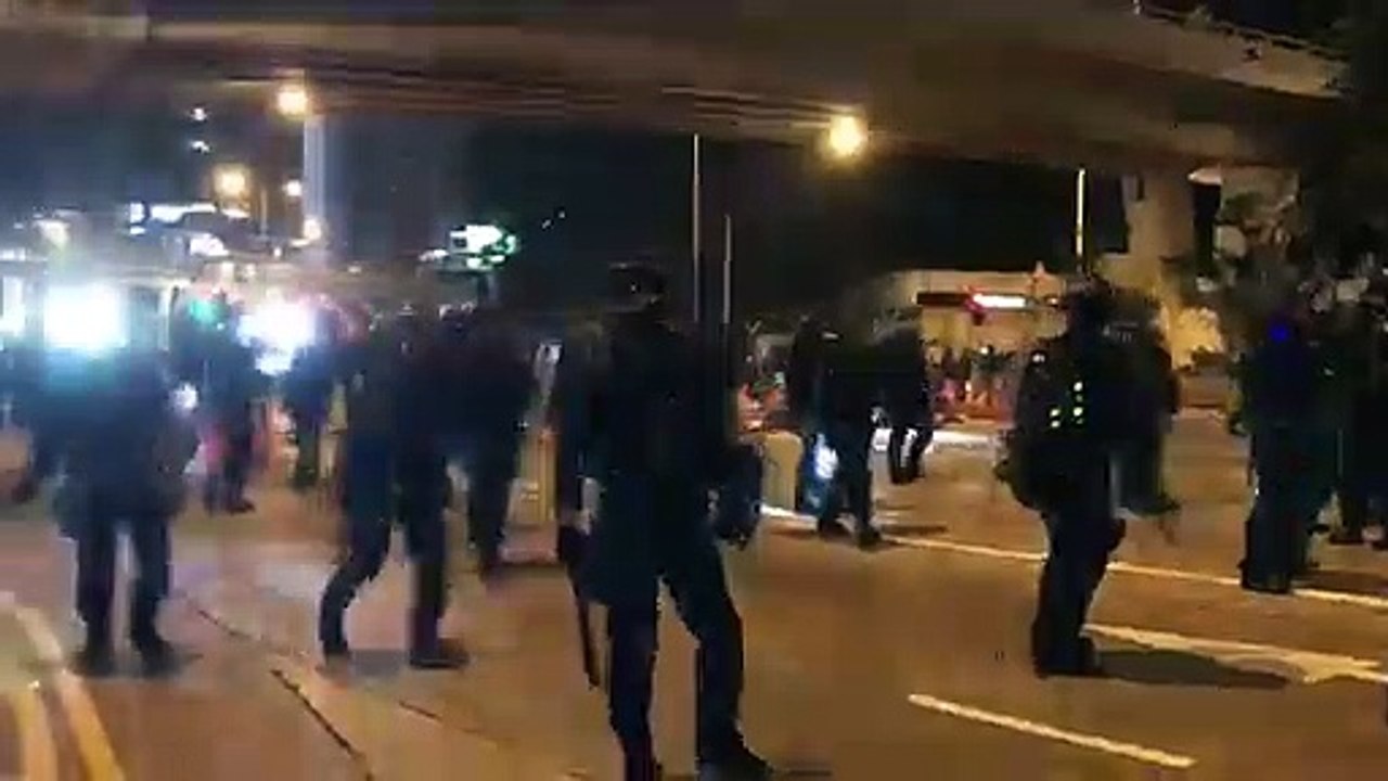 香港公安 黑警 - 記者照打 : 記你老母