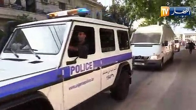 الوزير الأول السابق أحمد أويحيى يودع سجن الحراش تحت هتافات كليتو البلاد يا السراقين