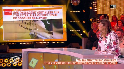 Elle pense aller aux toilettes et ouvre l'issue de secours de l'avion