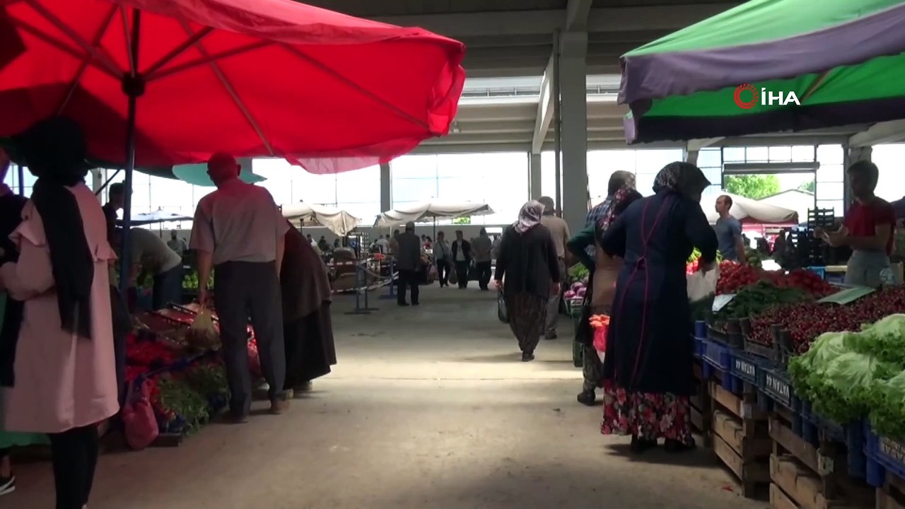 Vatandaşa hakaret eden pazarcı esnafının tezgahını böyle cezalandırıldı