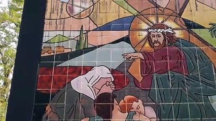 imagem de cristo carregando a cruz