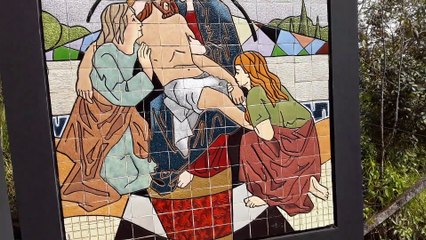 imagem de cristo sendo carregado