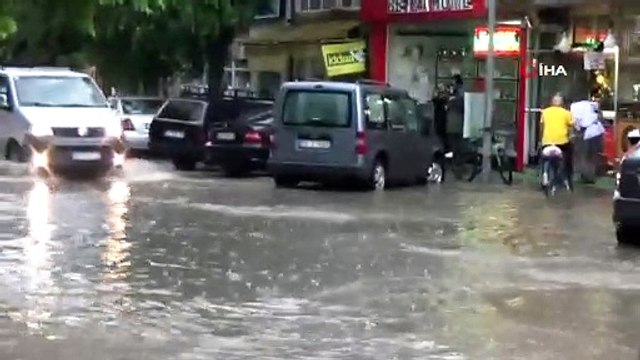 İnegöl'de aniden bastıran yağmur sokakları göle çevirdi