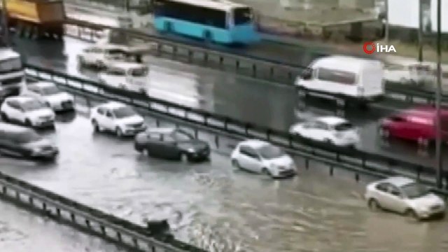 E-5 Karayolu Kartal mevkiinde yollar gölete döndü