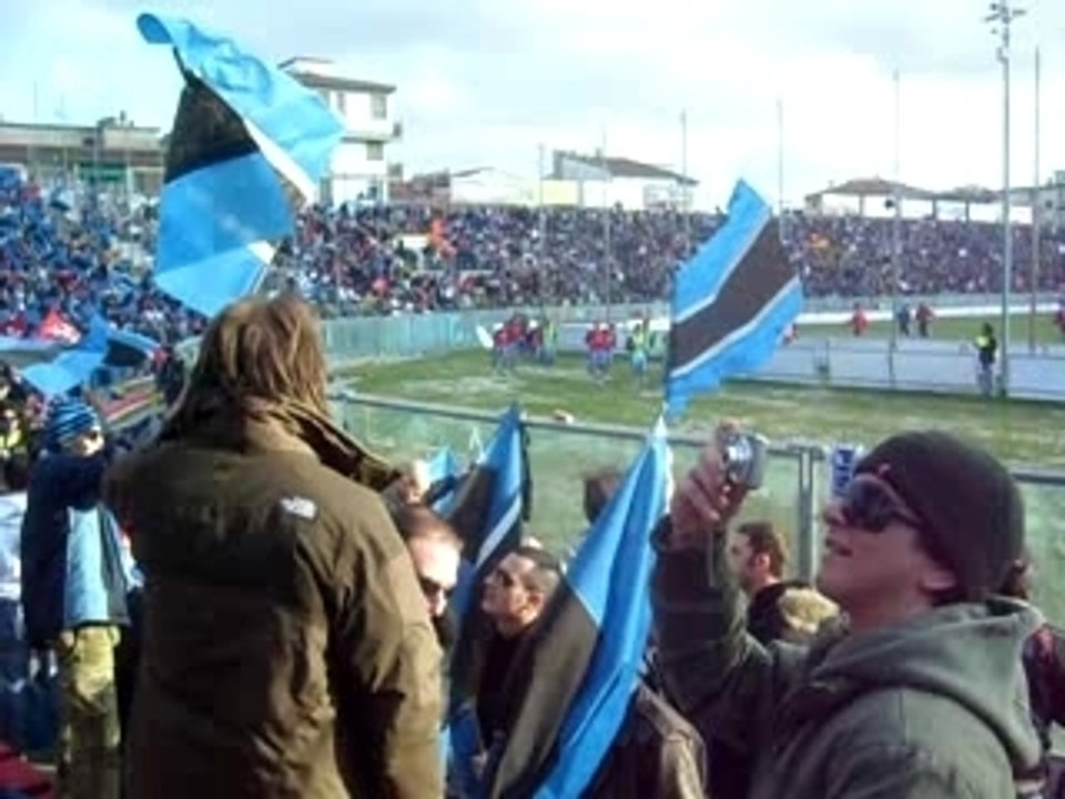 Pisa Bologna...Giocatori si scaldano sotto la Nord...