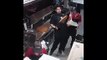 Cet employé sauve une pizza grâce à un reflexe incroyable