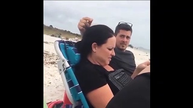 Il dépose de la nourriture sur la tête de sa femme pour attirer les mouettes... Blague cruelle