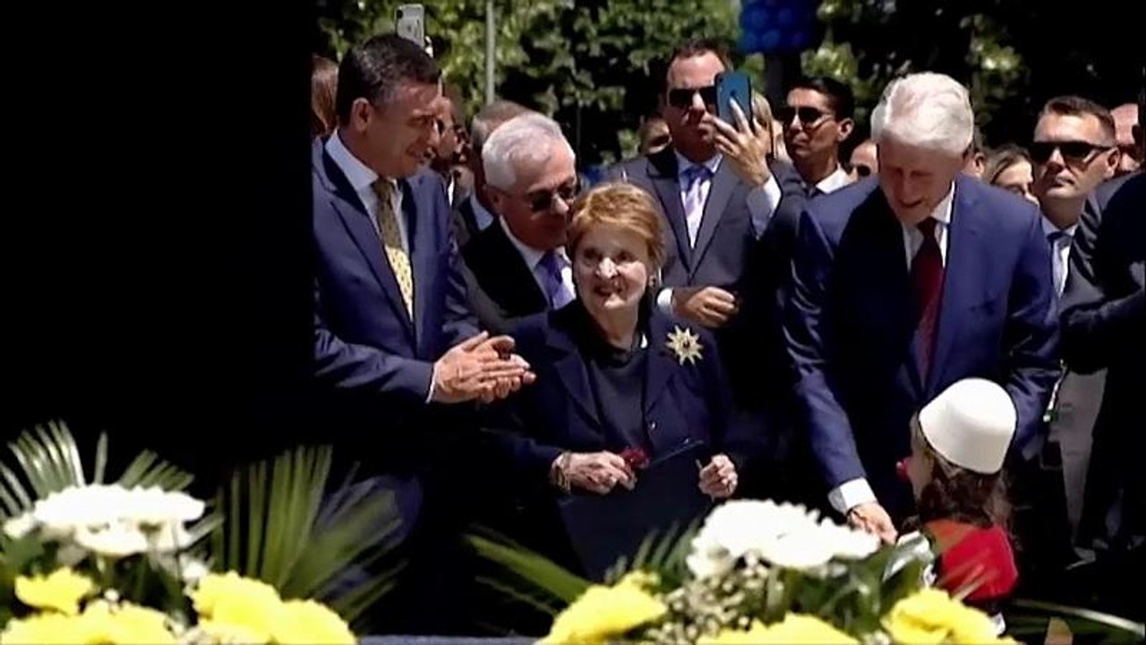 Clinton (72) und albright (82) in kosovo als helden gefeiert