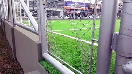 Vândalos danificam cerca de campo sintético que sequer foi inaugurado; Vídeo flagrou o ato