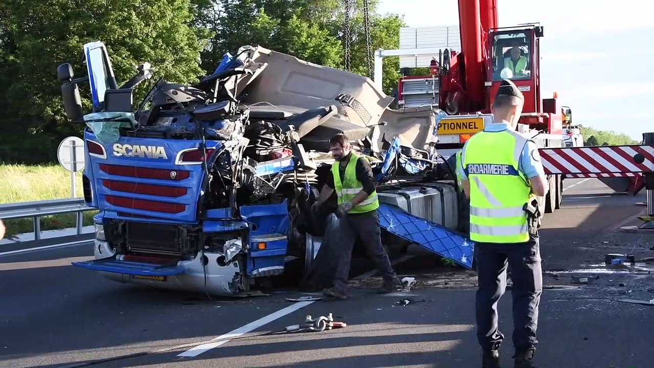 MONTCHANIN : Relevage d'un poids-lourds sur la RCEA