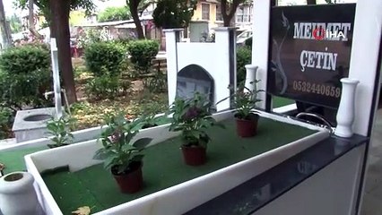 Mezar taşının üzerinde telefon numarasını gören şaşkına dönüyor