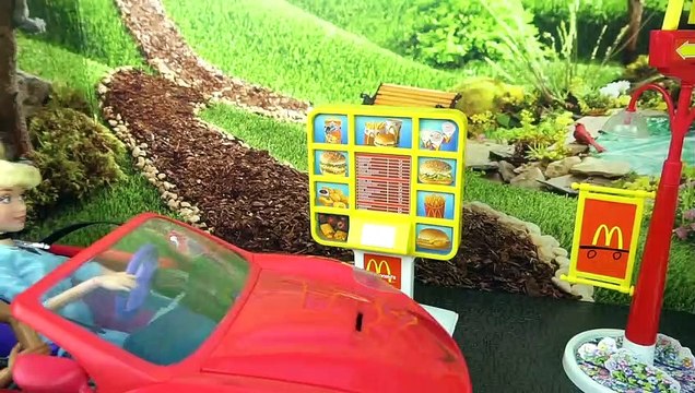 Barbie Sisters Work in Mc Donald's Drive Thru with Frozen Elsa Rapunzel Little Mermaid Ariel