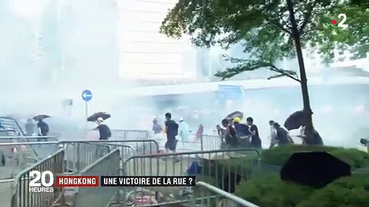 Julian Bugier confronté à des problèmes techniques hier soir pendant le journal de 20h présenté depuis le studio "de secours"