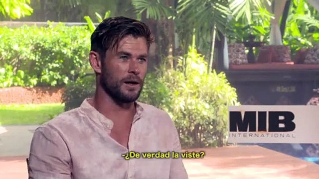 HOMBRES DE NEGRO vs. SPIDER-MAN - Cara a cara con Chris Hemsworth y Tom Holland