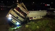 Kamyon kamyonetin üzerine devrildi