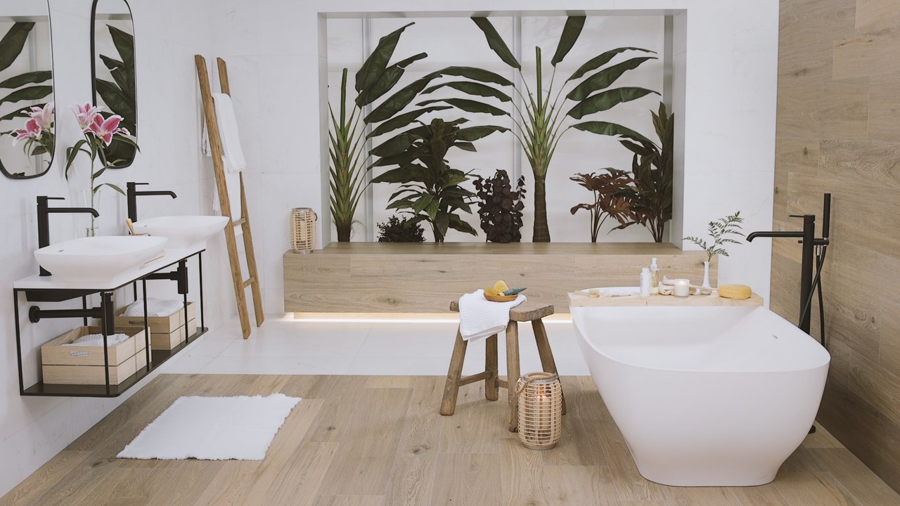 Un baño con mucha madera