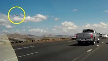 Le pilote d'un F-16 Fighting Falcon s'éjecte avant un crash juste à côté d'une autoroute